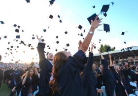 499 öğrencinin onur listesine girdiği, 188 öğrencinin ise yüksek onur listesine girdiği mezuniyette, tören öğrencilerin kep atması ve kutlamalarıyla son buldu.