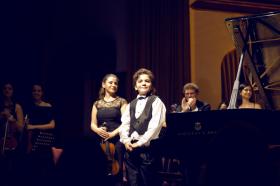 Albert Long Hall'de 24 Ekim Cuma günü yer alan ‘’Bach ve Müritleri’’ başlıklı konserde 11 yaşındaki piyanist Emir İlgen, Cem Mansur şefliğinde ve Türkiye Gençlik Oda Orkestrası eşliğinde Bach’ın eserlerini yorumladı
